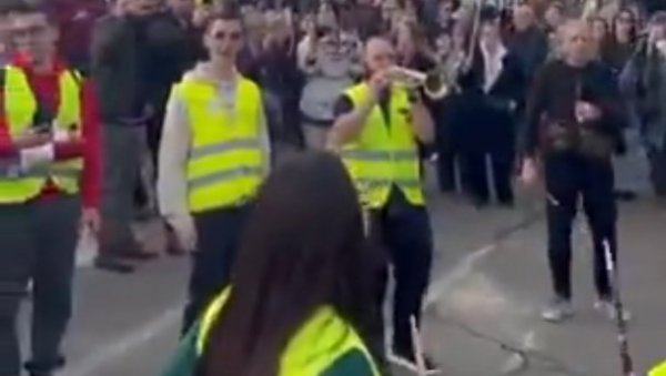 ЕВО КАКО ЖАЛЕ ЗА СТРАДАЛИМА У НОВОМ САДУ: Демонстранти се веселе уз трубаче на Аутокоманди (ВИДЕО) ЕВО КАКО ЖАЛЕ ЗА СТРАДАЛИМА У НОВОМ САДУ: Демонстранти се веселе уз трубаче на Аутокоманди (ВИДЕО)