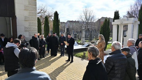 ИЗ НАЦИСТИЧКИХ ЛОГОРА ВРАТИЛО СЕ САМО 300 ЉУДИ: На Јеврејском гробљу у Новом Саду обележен Дан сећања на жртве холокауста ИЗ НАЦИСТИЧКИХ ЛОГОРА ВРАТИЛО СЕ САМО 300 ЉУДИ: На Јеврејском гробљу у Новом Саду обележен Дан сећања на жртве холокауста