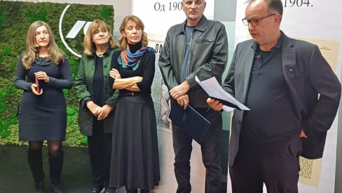 ORIGINALNA PAPIROLOGIJA: Uručena Politikina nagrada za najbolju izložbu Branku Paviću ORIGINALNA PAPIROLOGIJA: Uručena Politikina nagrada za najbolju izložbu Branku Paviću