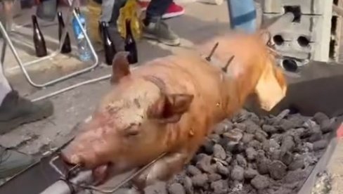 SRAMNO: Prave se da žale, a peku prase, igraju kolo SRAMNO: Prave se da žale, a peku prase, igraju kolo