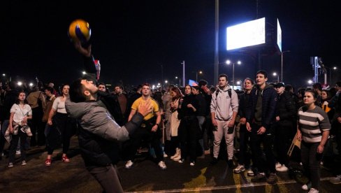PRVA VEST NA DRŽAVNOJ TELEVIZIJI U HRVATSKOJ BLOKADE U SRBIJI: Sad se vidi kome je sve u interesu ova situacija u našoj zemlji PRVA VEST NA DRŽAVNOJ TELEVIZIJI U HRVATSKOJ BLOKADE U SRBIJI: Sad se vidi kome je sve u interesu ova situacija u našoj zemlji