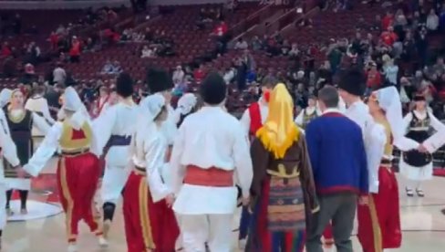 ОВО ЈЕ СРБИЈА! Амери гледају и не верују шта им се дешава усред Америке (ВИДЕО) ОВО ЈЕ СРБИЈА! Амери гледају и не верују шта им се дешава усред Америке (ВИДЕО)