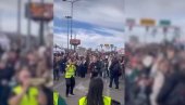 ВЕСЕЉЕ, ИГРА, ПЕСМА И ПЕЧЕНО ПРАСЕ: Овако студенти жале страдале у Новом Саду (ВИДЕО) ВЕСЕЉЕ, ИГРА, ПЕСМА И ПЕЧЕНО ПРАСЕ: Овако студенти жале страдале у Новом Саду (ВИДЕО)