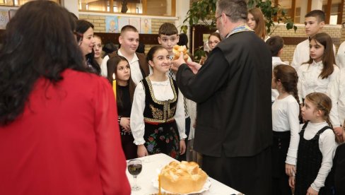 ĐACI ŠKOLE MILOŠ CRNJANSKI OBELEŽILI ŠKOLSKU SLAVU: Svečano u Srpskom Itebeju ĐACI ŠKOLE MILOŠ CRNJANSKI OBELEŽILI ŠKOLSKU SLAVU: Svečano u Srpskom Itebeju