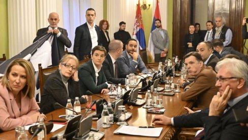 KOLEGIJUM NARODNE SKUPŠTINE JE ODRŽAN: Poslanici opozicije nisu uspeli da blokiraju rad Parlamenta KOLEGIJUM NARODNE SKUPŠTINE JE ODRŽAN: Poslanici opozicije nisu uspeli da blokiraju rad Parlamenta