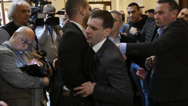 НАСИЉЕ У СКУПШТИНИ: Представници опозиције наставили да ломе јавну имовину НАСИЉЕ У СКУПШТИНИ: Представници опозиције наставили да ломе јавну имовину