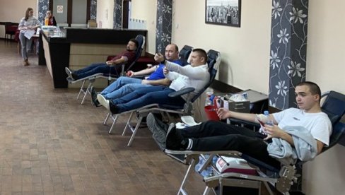 KRV DALI POLICAJCI, ZDRAVSTVENI RADNICI: Uspešna akcija dobrovoljnog davalaštva u Plandištu KRV DALI POLICAJCI, ZDRAVSTVENI RADNICI: Uspešna akcija dobrovoljnog davalaštva u Plandištu