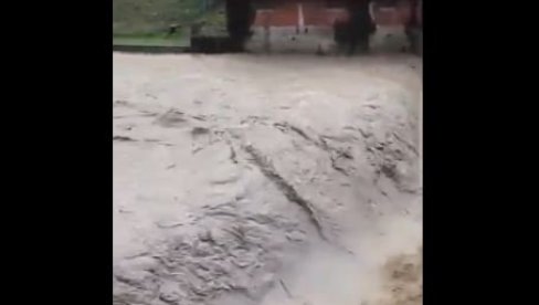 JAKO NEVREME POGODILO ITALIJU: U Rimu srušen kran - u Đenovi razoren potporni zid (VIDEO) JAKO NEVREME POGODILO ITALIJU: U Rimu srušen kran - u Đenovi razoren potporni zid (VIDEO)