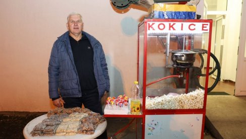 ODLOŽILI UTAKMICU ZBOG - PRODAVCA KOKICA: Nijedan sportski događaj u Žitištu ne može da prođe bez Đorđa Simića ODLOŽILI UTAKMICU ZBOG - PRODAVCA KOKICA: Nijedan sportski događaj u Žitištu ne može da prođe bez Đorđa Simića