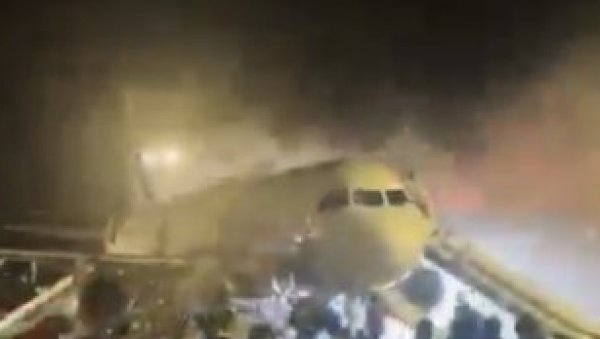 ЗАПАЛИО СЕ АВИОН СА 169 ПУТНИКА: Пожар избио у репу летелице (ВИДЕО) ЗАПАЛИО СЕ АВИОН СА 169 ПУТНИКА: Пожар избио у репу летелице (ВИДЕО)
