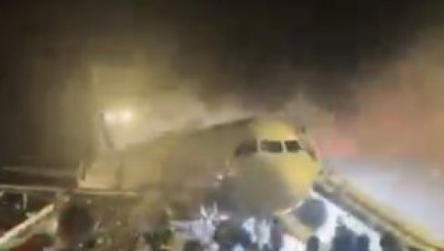 ЗАПАЛИО СЕ АВИОН СА 169 ПУТНИКА: Пожар избио у репу летелице (ВИДЕО) ЗАПАЛИО СЕ АВИОН СА 169 ПУТНИКА: Пожар избио у репу летелице (ВИДЕО)