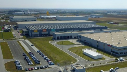 VRAĆEN ŽIVOT U MALE GRADOVE: Veliki serijal Novosti o ključnim investicijama - Izgrađeni ili prošireni kapaciteti industrijskih zona VRAĆEN ŽIVOT U MALE GRADOVE: Veliki serijal Novosti o ključnim investicijama - Izgrađeni ili prošireni kapaciteti industrijskih zona
