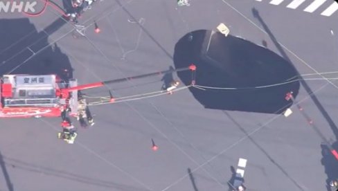 OGROMAN KRATER PROGUTAO KAMION: Vozač jedva preživeo, ovako su mu davali kiseonik (VIDEO) OGROMAN KRATER PROGUTAO KAMION: Vozač jedva preživeo, ovako su mu davali kiseonik (VIDEO)
