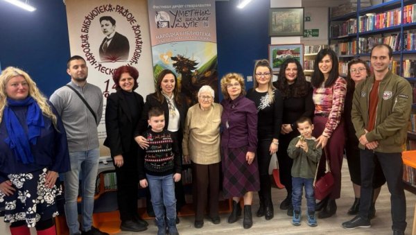 ПРИЗНАЊА ЗА „ЗМАЈЕВЕ ЧИТАЊА“: Народна библиотека „Радоје Домановић“ у Лесковцу наградила најверније чланове (ФОТО) ПРИЗНАЊА ЗА „ЗМАЈЕВЕ ЧИТАЊА“: Народна библиотека „Радоје Домановић“ у Лесковцу наградила најверније чланове (ФОТО)