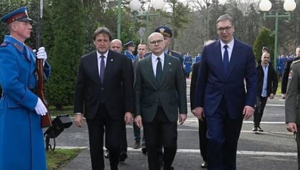 НАСТАВЉАМО СА МОДЕРНИЗАЦИЈОМ Вучевић: Само јака Војска гарант је очувања мира, стабилности и суверенитета наше отаџбине НАСТАВЉАМО СА МОДЕРНИЗАЦИЈОМ Вучевић: Само јака Војска гарант је очувања мира, стабилности и суверенитета наше отаџбине