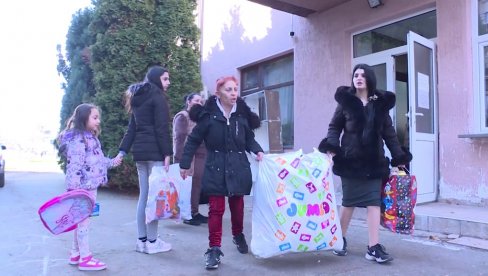 ZA DECU KORISNIKA NARODNE KUHINJE: U Jagodini podeljeno više od 40 paketa pomoći (FOTO) ZA DECU KORISNIKA NARODNE KUHINJE: U Jagodini podeljeno više od 40 paketa pomoći (FOTO)
