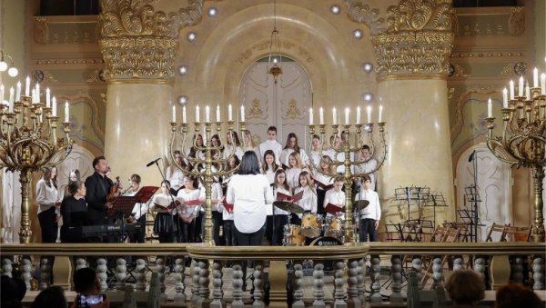 У СПОМЕН НА НЕВИНЕ ЖРТВЕ: У суботичкој Синагоги одржан јавни час о жртвама Холокауста У СПОМЕН НА НЕВИНЕ ЖРТВЕ: У суботичкој Синагоги одржан јавни час о жртвама Холокауста