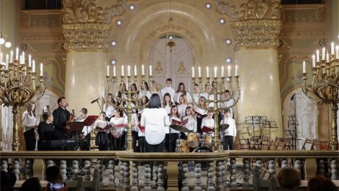 U SPOMEN NA NEVINE ŽRTVE: U subotičkoj Sinagogi održan javni čas o žrtvama Holokausta U SPOMEN NA NEVINE ŽRTVE: U subotičkoj Sinagogi održan javni čas o žrtvama Holokausta