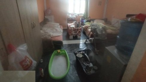 KUPATILO IM BEBINO KORITO: Težak život sedmočlane porodice Leškov u Bačkom Petrovom Selu (FOTO) KUPATILO IM BEBINO KORITO: Težak život sedmočlane porodice Leškov u Bačkom Petrovom Selu (FOTO)