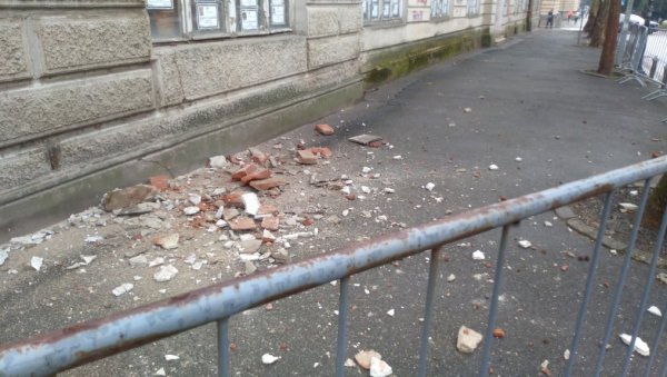 ДОМ ВОЈСКЕ У ПОЖАРЕВЦУ: Са оштећене фасаде отпали делови цигле и малтера ДОМ ВОЈСКЕ У ПОЖАРЕВЦУ: Са оштећене фасаде отпали делови цигле и малтера