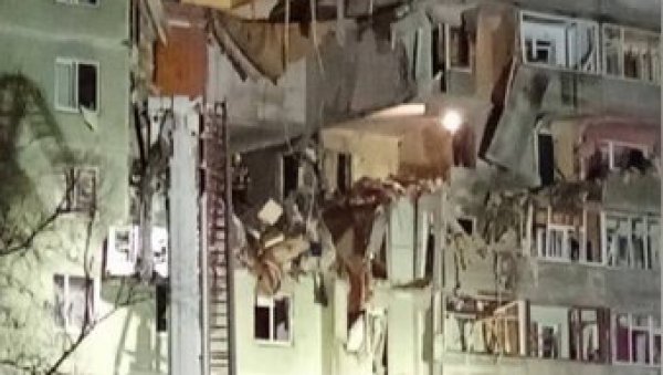 РУСКИ ДРОН УДАРИО У ВИШЕСПРАТНИЦУ У СУМИЈУ: Убијено више људи, међу рањенима дете и тинејџер (ФОТО, ВИДЕО) РУСКИ ДРОН УДАРИО У ВИШЕСПРАТНИЦУ У СУМИЈУ: Убијено више људи, међу рањенима дете и тинејџер (ФОТО, ВИДЕО)