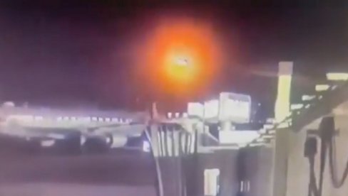 NOVI ZASTRAŠUJUĆI SNIMAK SUDARA AVIONA I HELIKOPTERA: Vatrena lopta na nebu iznad Vašingtona, letelica se raspala na delove (VIDEO) NOVI ZASTRAŠUJUĆI SNIMAK SUDARA AVIONA I HELIKOPTERA: Vatrena lopta na nebu iznad Vašingtona, letelica se raspala na delove (VIDEO)