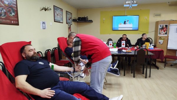 ПАРАЋИНЦИ ДОНИРАЛИ КРВ: Акција Црвеног крста ПАРАЋИНЦИ ДОНИРАЛИ КРВ: Акција Црвеног крста