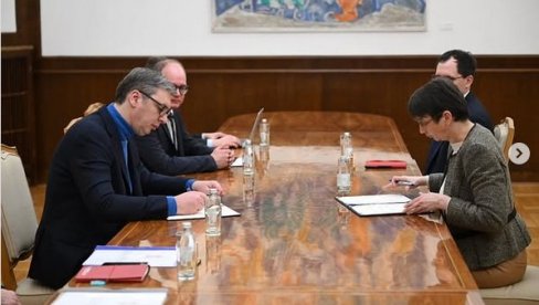 VUČIĆ KRATKO RAZGOVARAO SA ŠEFOM DELEGACIJE EU U SRBIJI: Sa nemačkom ambasadorkom još kraće (FOTO) VUČIĆ KRATKO RAZGOVARAO SA ŠEFOM DELEGACIJE EU U SRBIJI: Sa nemačkom ambasadorkom još kraće (FOTO)