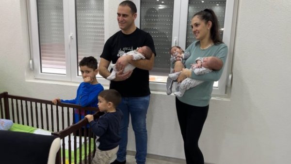 НА ДАН ПОРОЂАЈА САЗНАЛИ ДА ЋЕ БИТИ РОДИТЕЉИ ТРОЈКИ: Богдановићи из Алексиначког села Тешице добили три ћеркице НА ДАН ПОРОЂАЈА САЗНАЛИ ДА ЋЕ БИТИ РОДИТЕЉИ ТРОЈКИ: Богдановићи из Алексиначког села Тешице добили три ћеркице