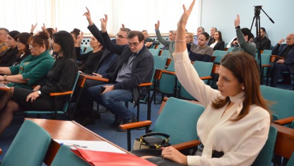 ХИТНА СЕДНИЦА СКУПШТИНЕ ГРАДА У ЈАГОДИНИ Усклађивање плата у ПУ Пионир ХИТНА СЕДНИЦА СКУПШТИНЕ ГРАДА У ЈАГОДИНИ Усклађивање плата у ПУ Пионир