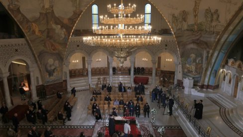 TIRANA TUGUJE: Hiljade pravoslavaca okupljenih u Albaniji (FOTO) TIRANA TUGUJE: Hiljade pravoslavaca okupljenih u Albaniji (FOTO)