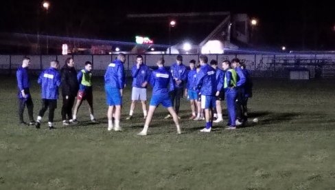NA TERENU I KAD PADNE MRAK: Postvaljeni reflektori na prostoru zrenjaninskog FK Gradnulica NA TERENU I KAD PADNE MRAK: Postvaljeni reflektori na prostoru zrenjaninskog FK Gradnulica