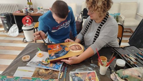 HUMANITARNA IZLOŽBA SLIKA: U Galeriji Nikola Radošević postavka radova sa likovno-terapeutske kolonije HUMANITARNA IZLOŽBA SLIKA: U Galeriji Nikola Radošević postavka radova sa likovno-terapeutske kolonije