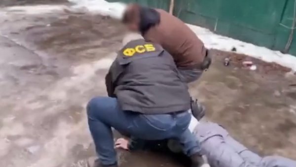 ФСБ: Ухапшен Рус због сумње да је извршио терористичке акте за Украјину (ВИДЕО) ФСБ: Ухапшен Рус због сумње да је извршио терористичке акте за Украјину (ВИДЕО)