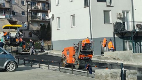 KONAČNO ASFALT I U PAVLA SAVIĆA: Rešen problem u Velikom Mokrom Lugu posle pisanja Novosti KONAČNO ASFALT I U PAVLA SAVIĆA: Rešen problem u Velikom Mokrom Lugu posle pisanja Novosti