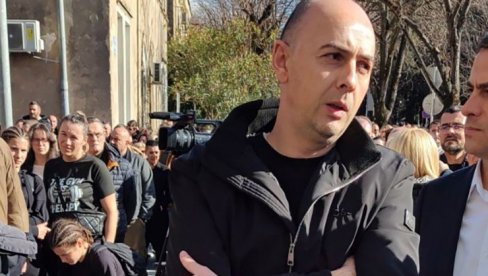GRAĐANI TREBINJA PODRŽALI PROTEST MILADA JERKOVIĆA KOME JE SIN PRETUČEN: Zahtev za pravdu i bezbednost GRAĐANI TREBINJA PODRŽALI PROTEST MILADA JERKOVIĆA KOME JE SIN PRETUČEN: Zahtev za pravdu i bezbednost