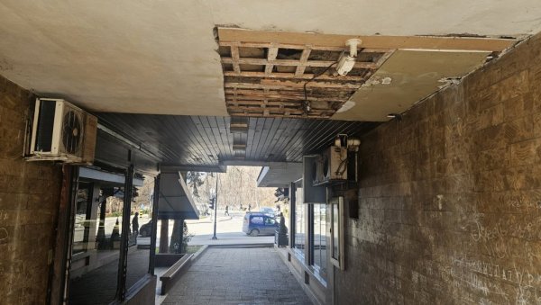 ОПАСНОСТ ПРЕТИ СА ПЛАФОНА: Због потенцијалног урушавања, у центру Пријепоља затворен пролаз између стамбених зграда ОПАСНОСТ ПРЕТИ СА ПЛАФОНА: Због потенцијалног урушавања, у центру Пријепоља затворен пролаз између стамбених зграда