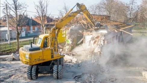 NA MESTU STARE, NIČE NOVA BAJKA: U Zrenjaninu počelo uklanjanje neuslovnog objekta namenjenog najmlađima NA MESTU STARE, NIČE NOVA BAJKA: U Zrenjaninu počelo uklanjanje neuslovnog objekta namenjenog najmlađima
