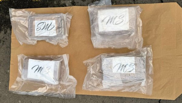 ДВА ЛИЦА ИЗ СЛОВЕНИЈЕ ПАЛА КОД НОВОГ ПАЗАРА: У колима им пронађено 4.8 кг прашкасте материје, сумња се да је кокаин (ФОТО) ДВА ЛИЦА ИЗ СЛОВЕНИЈЕ ПАЛА КОД НОВОГ ПАЗАРА: У колима им пронађено 4.8 кг прашкасте материје, сумња се да је кокаин (ФОТО)