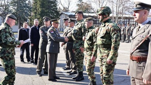 PROSLAVLJEN DAN 4. BRIGADE KOPNENE VOJSKE: General Simović uručio nagrade i priznanja (FOTO) PROSLAVLJEN DAN 4. BRIGADE KOPNENE VOJSKE: General Simović uručio nagrade i priznanja (FOTO)