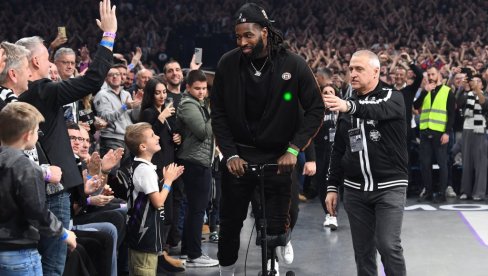 LESOR ODUŠEVIO GROBARE: Evo kako je Frnacuz došao na utakmicu Partizan - Crvena zvezda (VIDEO) LESOR ODUŠEVIO GROBARE: Evo kako je Frnacuz došao na utakmicu Partizan - Crvena zvezda (VIDEO)