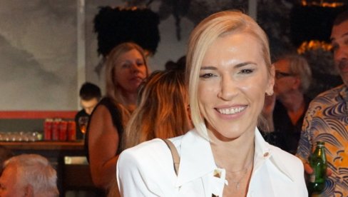 БАШКАРИ СЕ НА ПЛАЖИ: Ирина у купаћем на лукс дестинацији - башкари се са партнером (ФОТО)