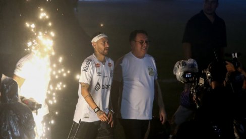 NEJMAR I NJEGOVA BAJKA: Brazilac briznuo u plač nakon emotivnog prijema navijača Santosa (VIDEO) NEJMAR I NJEGOVA BAJKA: Brazilac briznuo u plač nakon emotivnog prijema navijača Santosa (VIDEO)