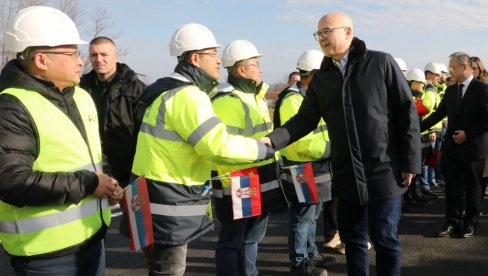 VUČEVIĆ NA OTVARANJU BRZE SAOBRAĆAJNICE IVERAC-LAJKOVAC: Projekat od životnog značaja za opstanak Valjeva (VIDEO) VUČEVIĆ NA OTVARANJU BRZE SAOBRAĆAJNICE IVERAC-LAJKOVAC: Projekat od životnog značaja za opstanak Valjeva (VIDEO)