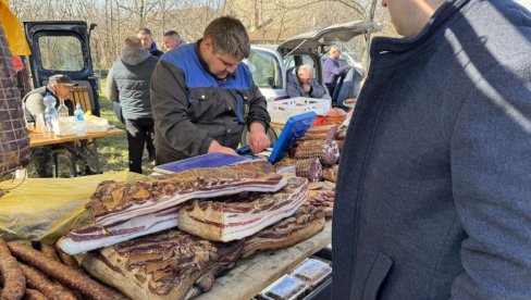 SVINJOKOLJ NA STARINSKI NAČIN: U selu Belo Blato kod Zrenjanina počela 11. Beloblatska kobasicijada (FOTO) SVINJOKOLJ NA STARINSKI NAČIN: U selu Belo Blato kod Zrenjanina počela 11. Beloblatska kobasicijada (FOTO)