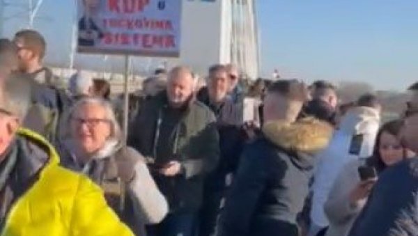 ЂИЛАС НА ЖЕЖЕЉОВОМ МОСТУ: Толико да нема политике и да су само студенти данас у Новом Саду ЂИЛАС НА ЖЕЖЕЉОВОМ МОСТУ: Толико да нема политике и да су само студенти данас у Новом Саду
