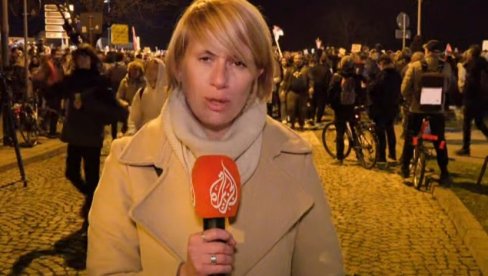 У НОВОМ САДУ ДОЧЕКАНИ ТРАНСПАРЕНТОМ НА ВОЈВОЂАНСКОМ ЈЕЗИКУ: Скандалозна изјава водитељке Ал Џазира (ВИДЕО) У НОВОМ САДУ ДОЧЕКАНИ ТРАНСПАРЕНТОМ НА ВОЈВОЂАНСКОМ ЈЕЗИКУ: Скандалозна изјава водитељке Ал Џазира (ВИДЕО)