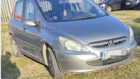 OPOZICIJA DOVELA PRISTALICE U NOVI SAD: Bahato parkiranje razbesnelo meštane (FOTO) OPOZICIJA DOVELA PRISTALICE U NOVI SAD: Bahato parkiranje razbesnelo meštane (FOTO)
