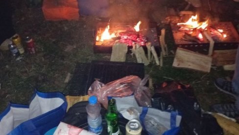 NAPRAVILI ŽURKU, RASPALILI ROŠTILJ I PEKU PRASE: Ovo je trenutno stanje tugovanja kod mosta Slobode koji će biti blokiran 24 sat NAPRAVILI ŽURKU, RASPALILI ROŠTILJ I PEKU PRASE: Ovo je trenutno stanje tugovanja kod mosta Slobode koji će biti blokiran 24 sat