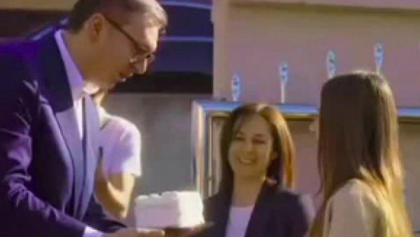 ВУЧИЋ ЧЕСТИТАО РОЂЕНДАН МАЛОЈ ЛЕНИ: Донео јој торту и разговарао са домаћинима (ВИДЕО) ВУЧИЋ ЧЕСТИТАО РОЂЕНДАН МАЛОЈ ЛЕНИ: Донео јој торту и разговарао са домаћинима (ВИДЕО)